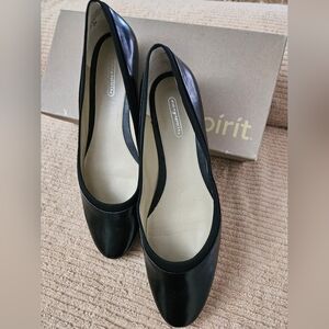 Beautiful Black Leather Pointed Toe Ballerina Style Shoes by "Easy Spirit"
